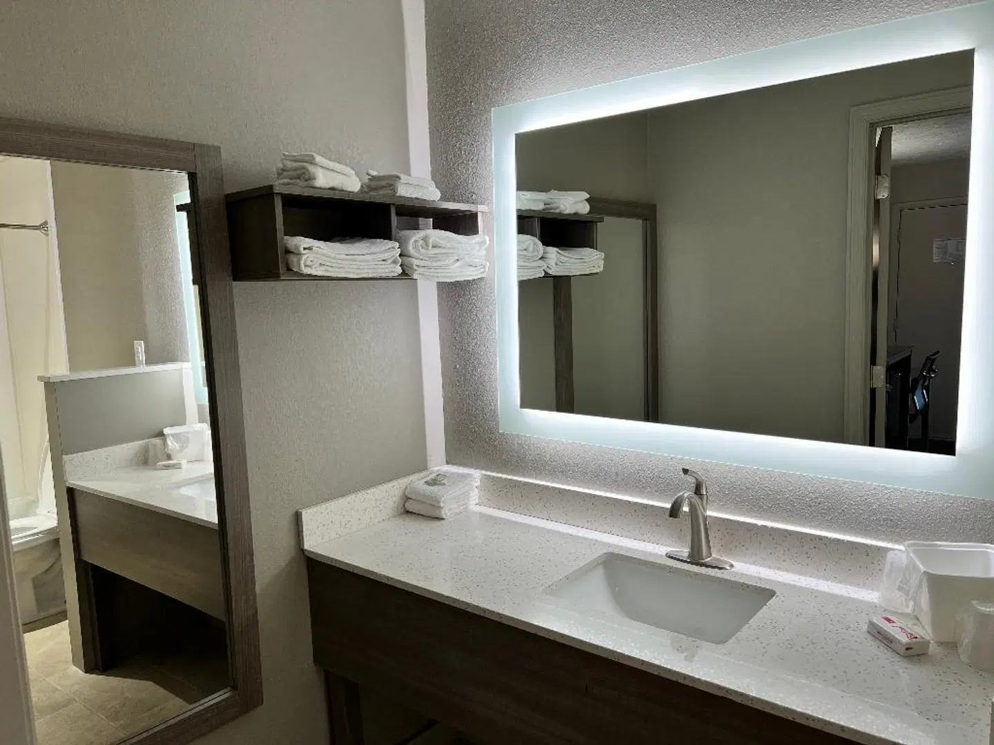 Deluxe Inn Georgetown Badezimmer