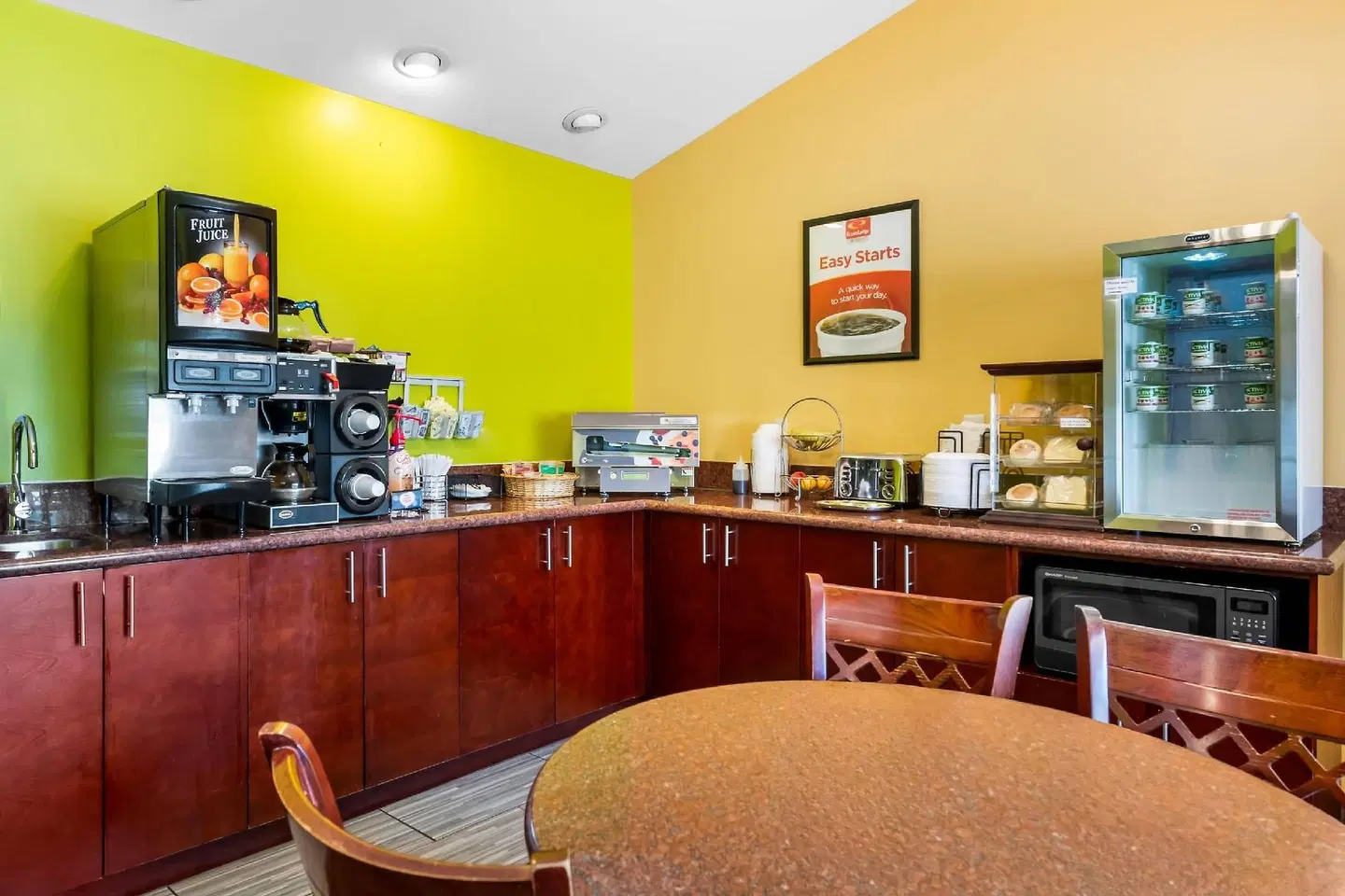 Econo Lodge Inn & Suites Bar