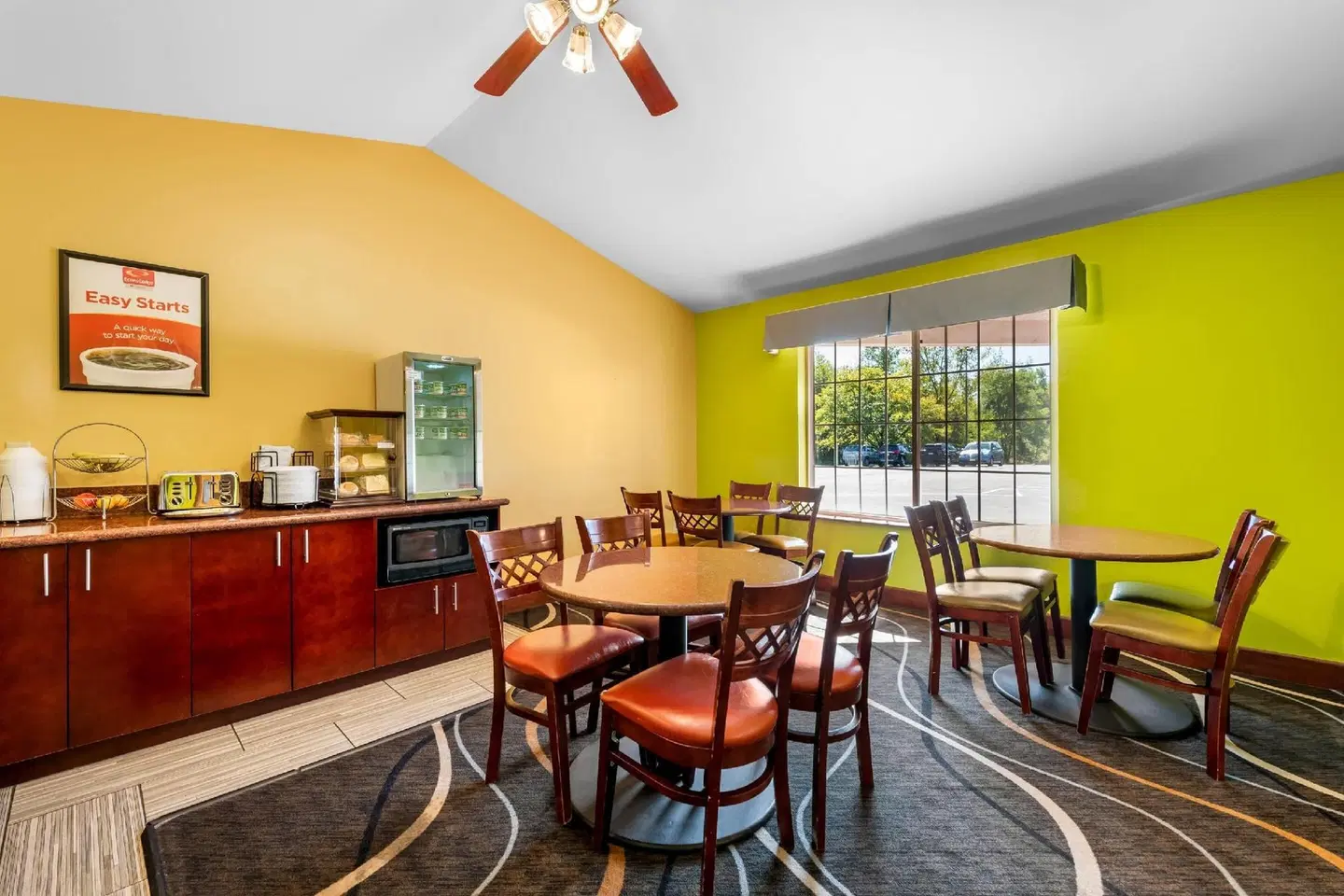 Econo Lodge Inn & Suites ROOM_EXAMPLE