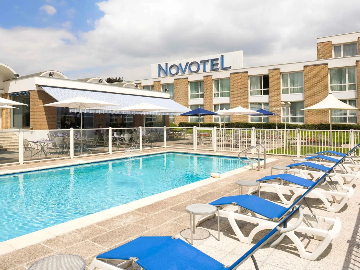 Novotel Valenciennes OUTDOOR_POOL