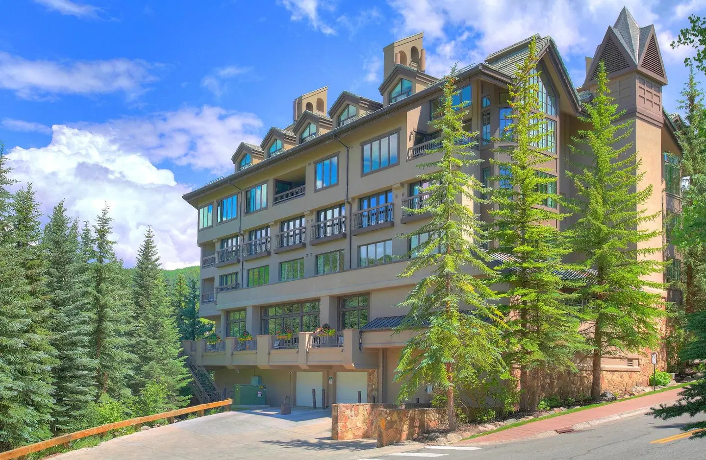 The Pines Lodge EXTERIOR