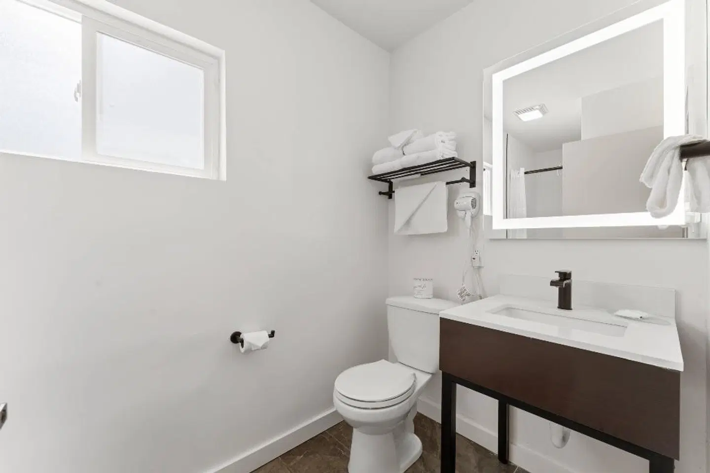 Econo Lodge Inn & Suites Badezimmer
