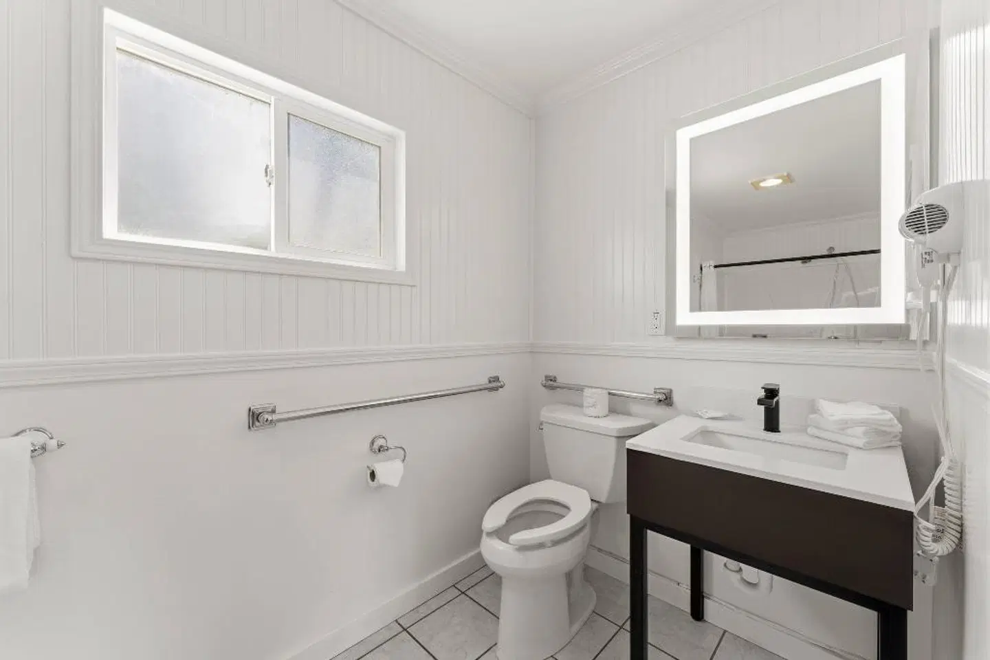 Econo Lodge Inn & Suites Badezimmer