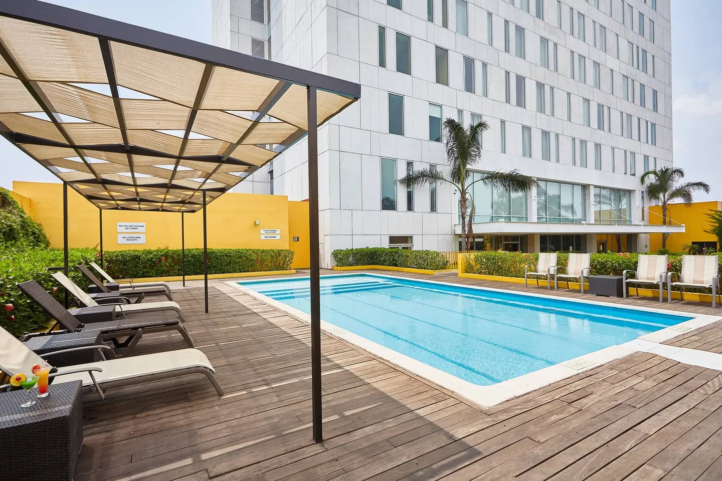 Courtyard by Marriott Leon at The Poliforum OUTDOOR_POOL