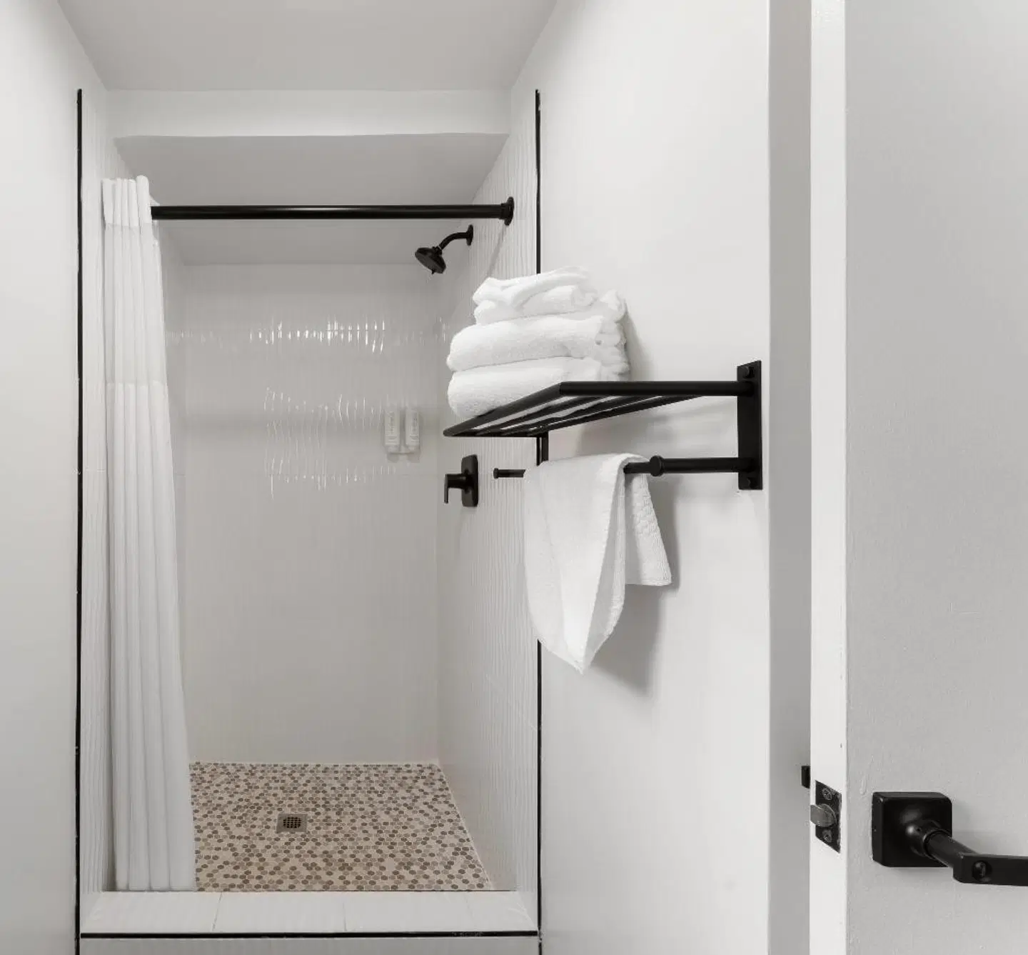 Econo Lodge Inn & Suites Badezimmer