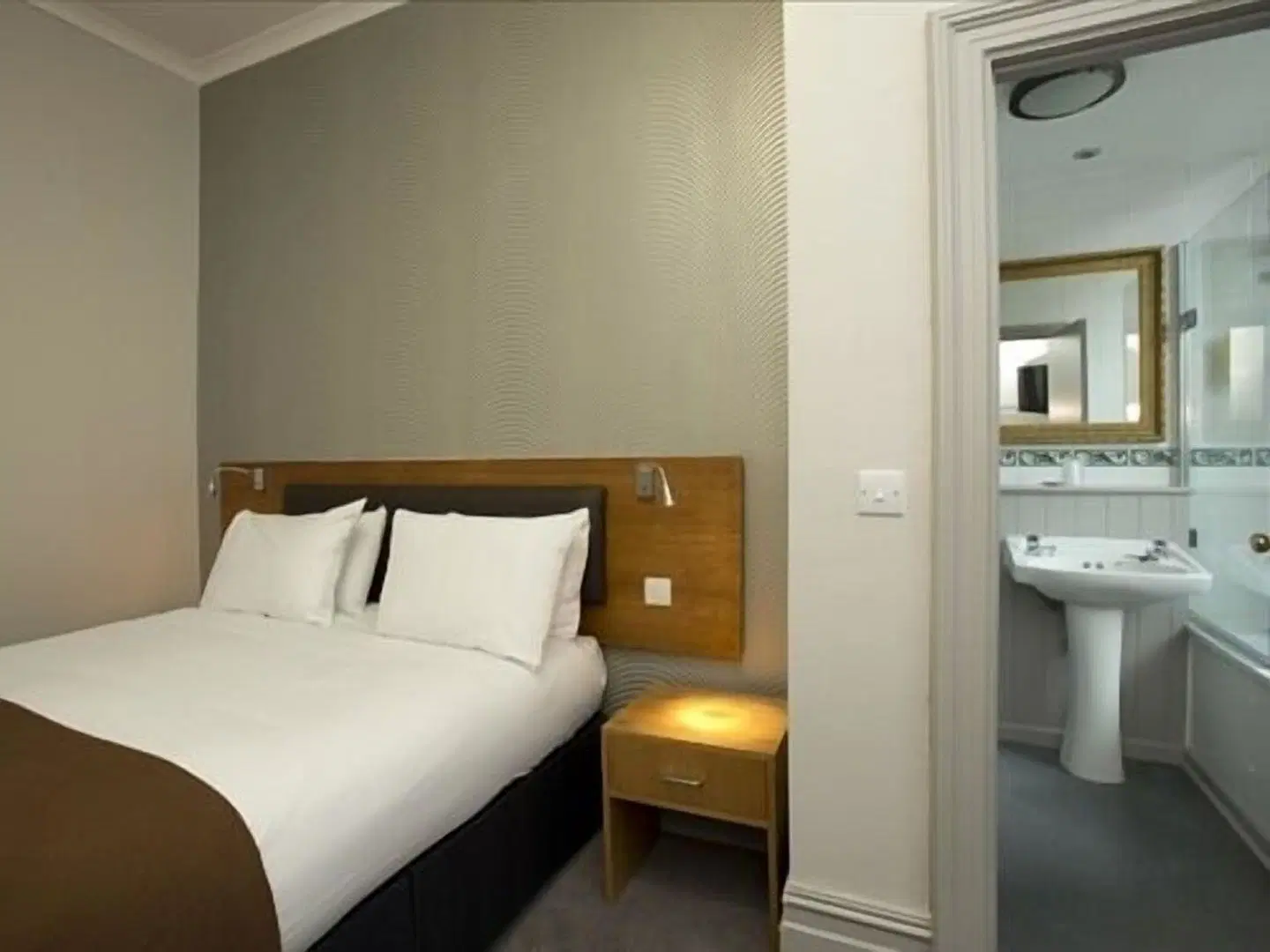 The Goddard Arms ROOM_EXAMPLE