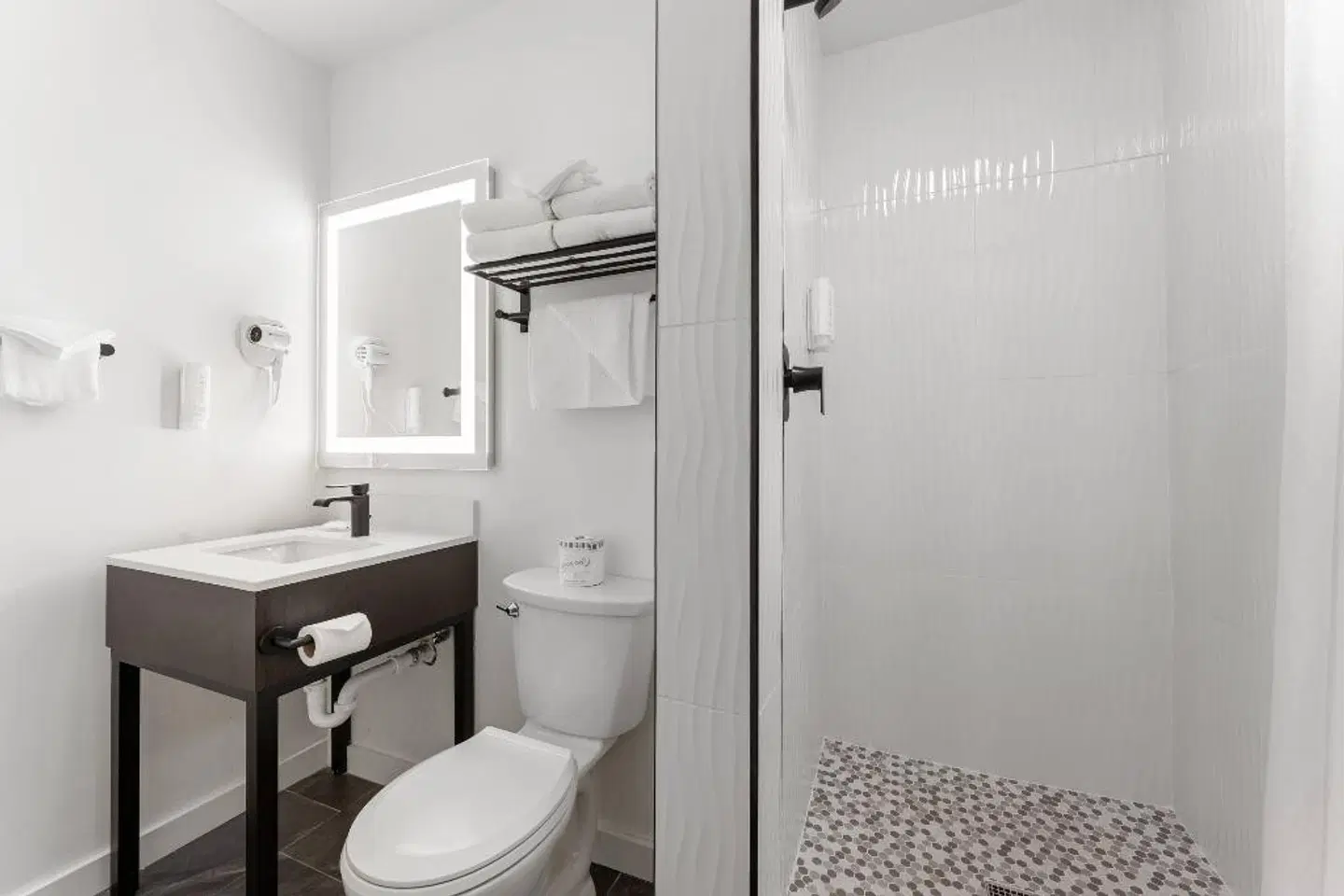 Econo Lodge Inn & Suites Badezimmer