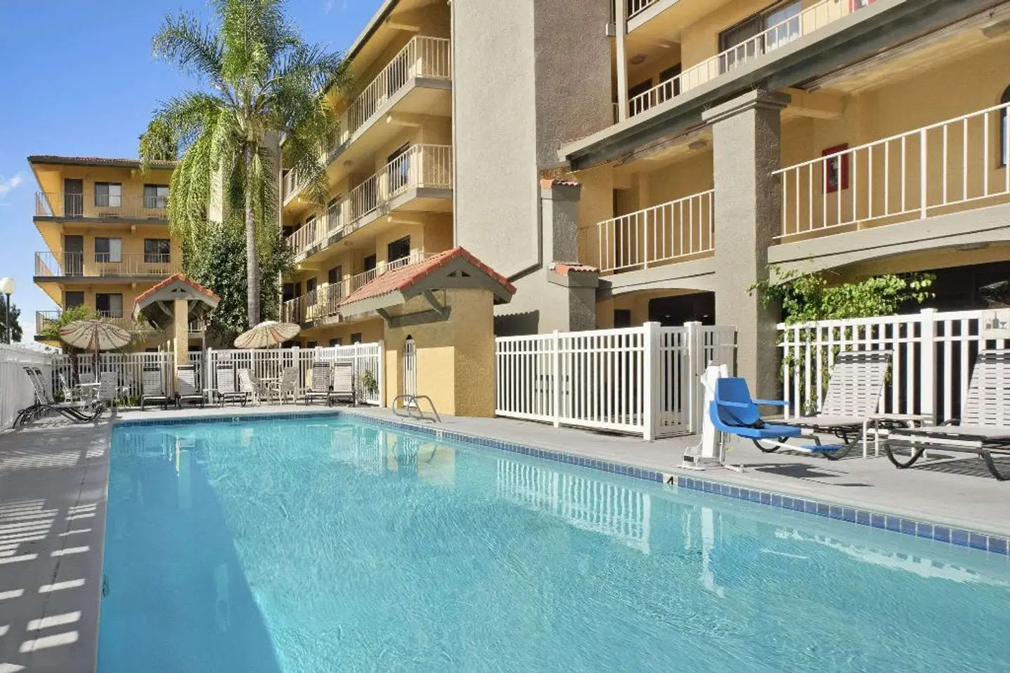 Days Inn by Wyndham Buena Park OUTDOOR_POOL