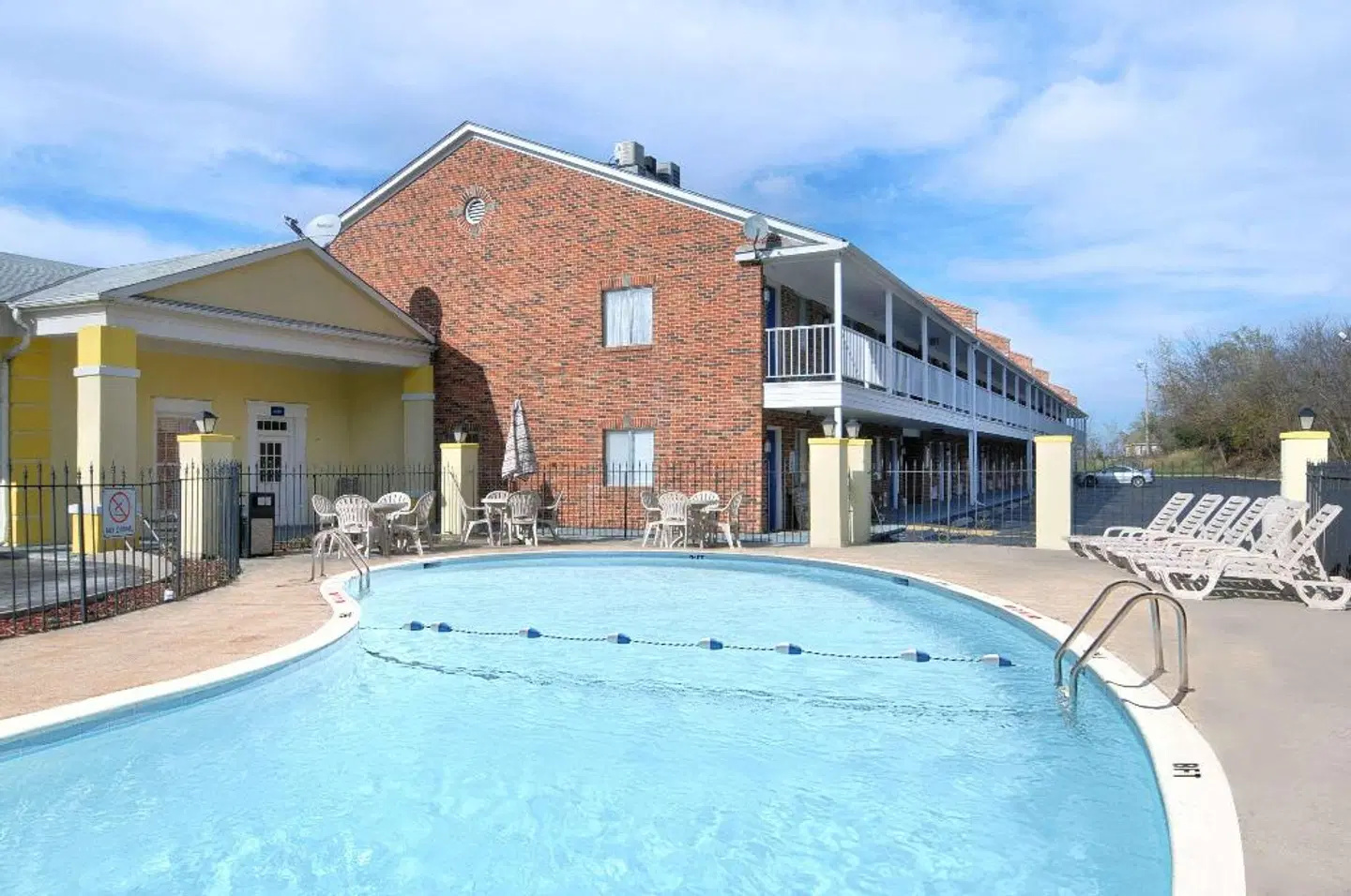 Days Inn by Wyndham KU Lawrence OUTDOOR_POOL