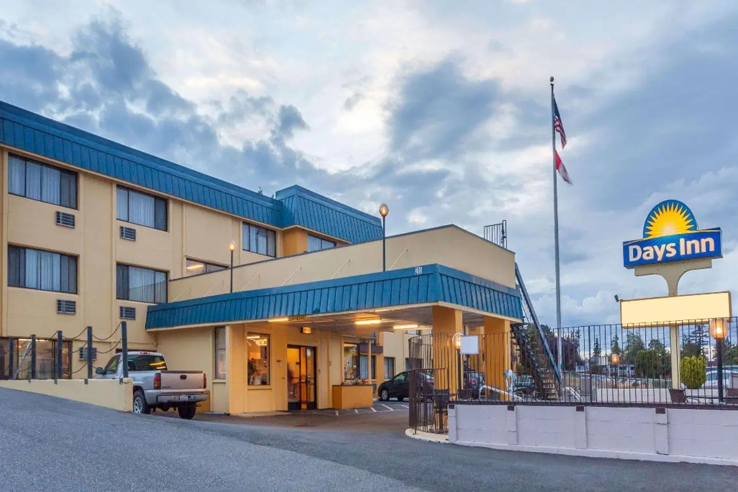 Days Inn by Wyndham Bellingham EXTERIOR