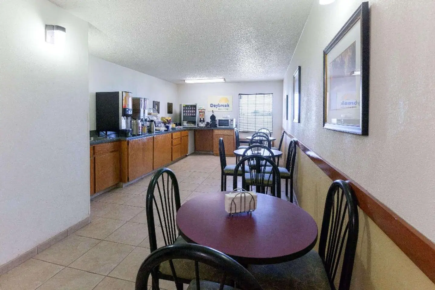 Days Inn by Wyndham Shawnee Bar