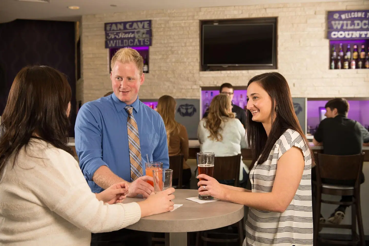 Bluemont Hotel PEOPLE