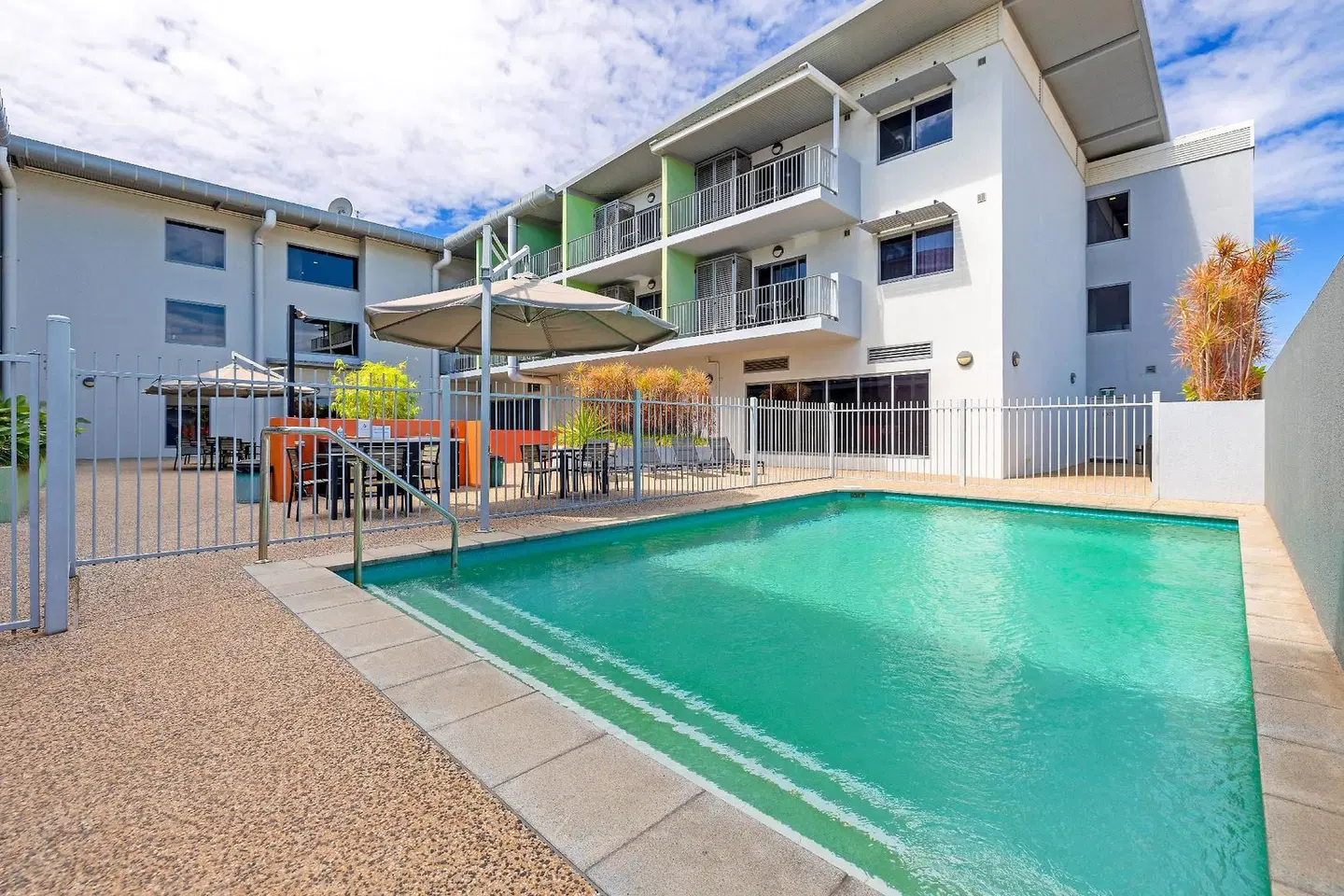 Hudson Apartment Hotels OUTDOOR_POOL