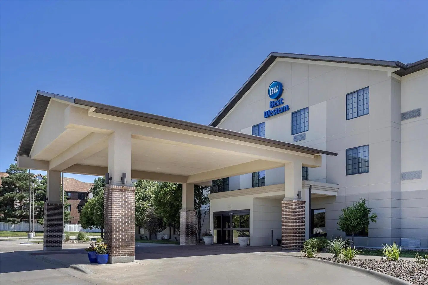 Best Western North Edge Inn EXTERIOR