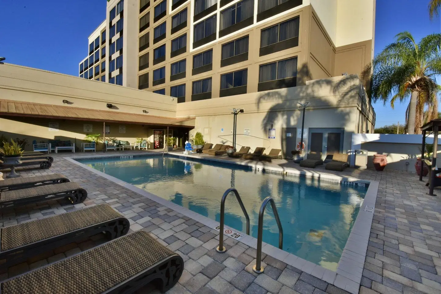 Holiday Inn Orlando East - UCF Area by IHG OUTDOOR_POOL