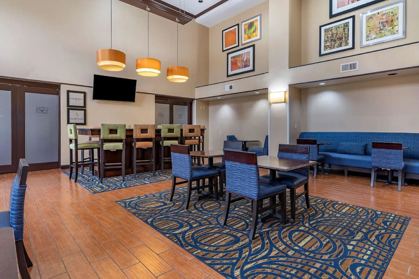 Hampton Inn & Suites Louisville East Bar