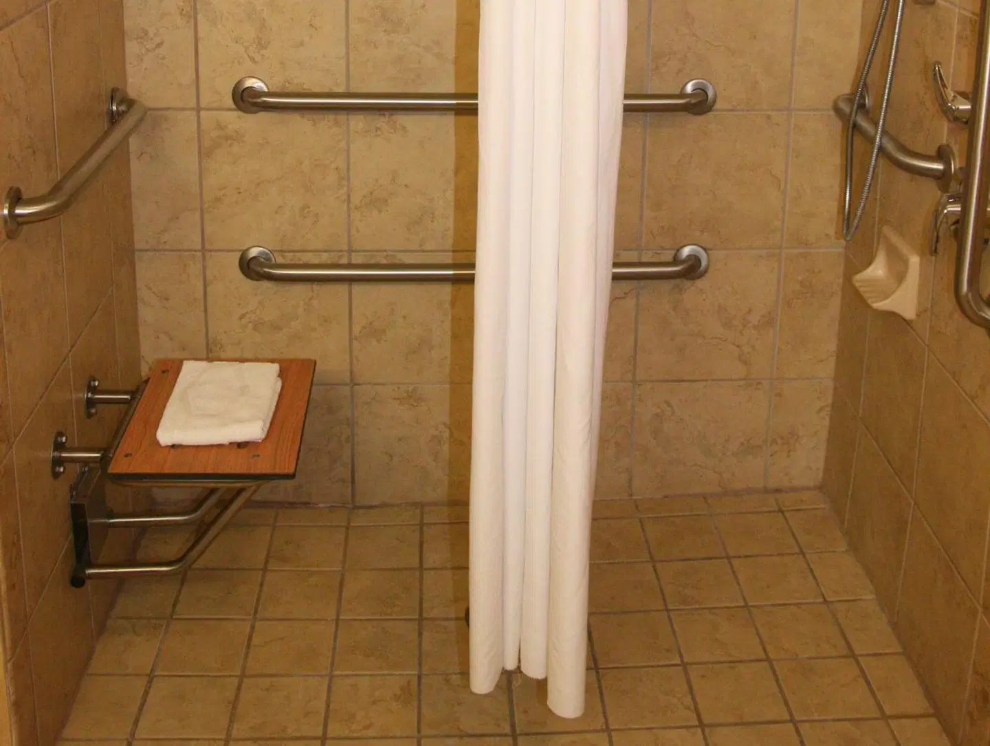 Hampton Inn & Suites Navarre Badezimmer