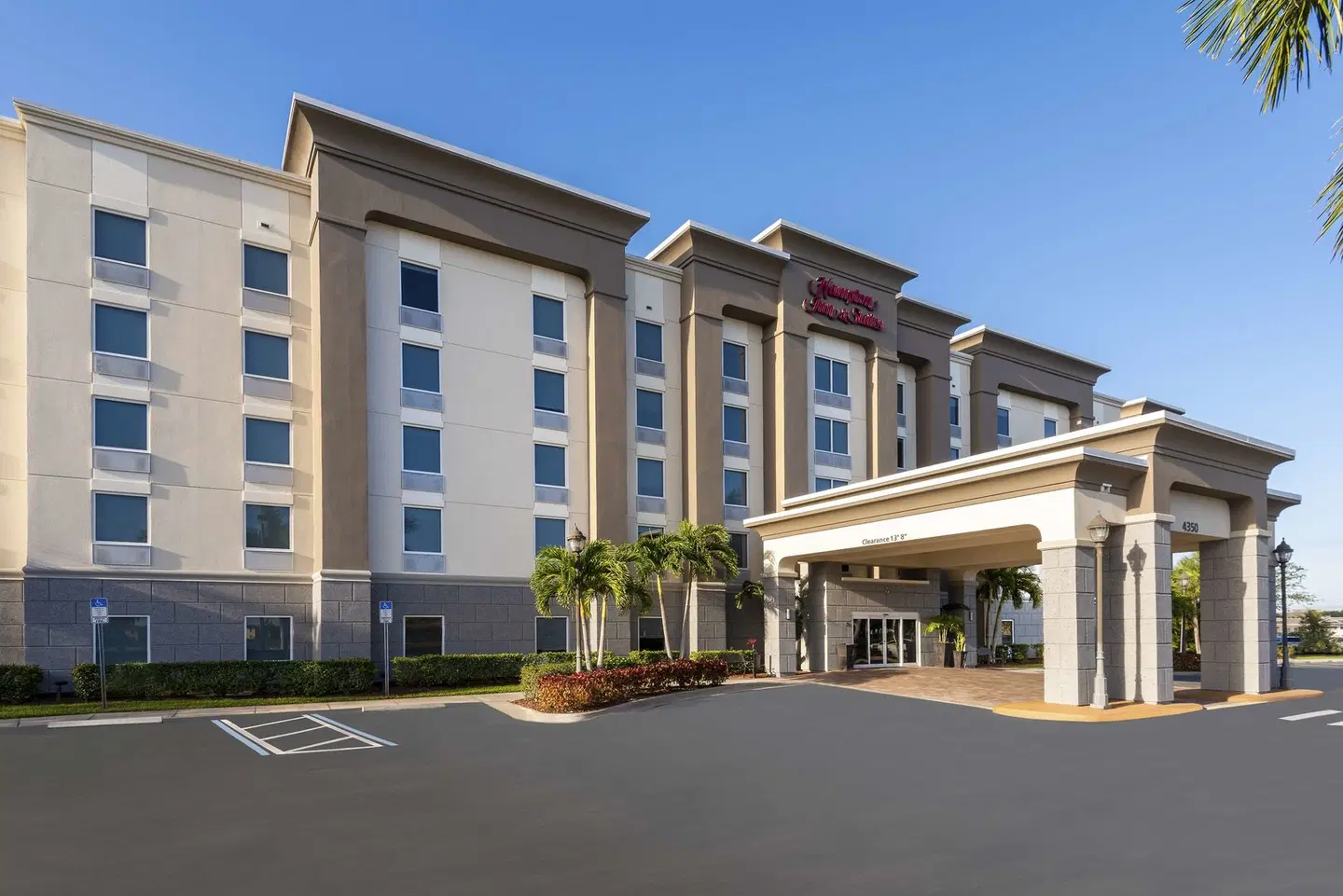 Hampton Inn & Suites Fort Myers-Colonial Blvd. EXTERIOR