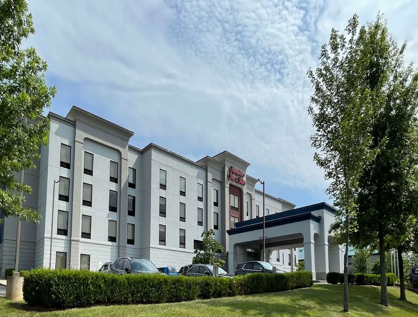 Hampton Inn & Suites Louisville East EXTERIOR