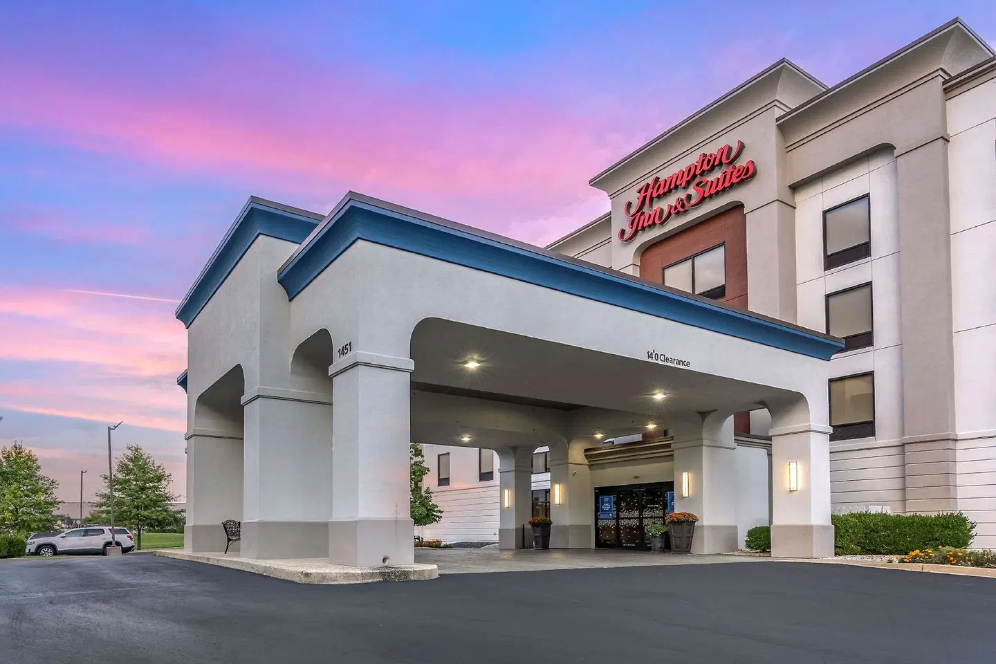 Hampton Inn & Suites Louisville East EXTERIOR