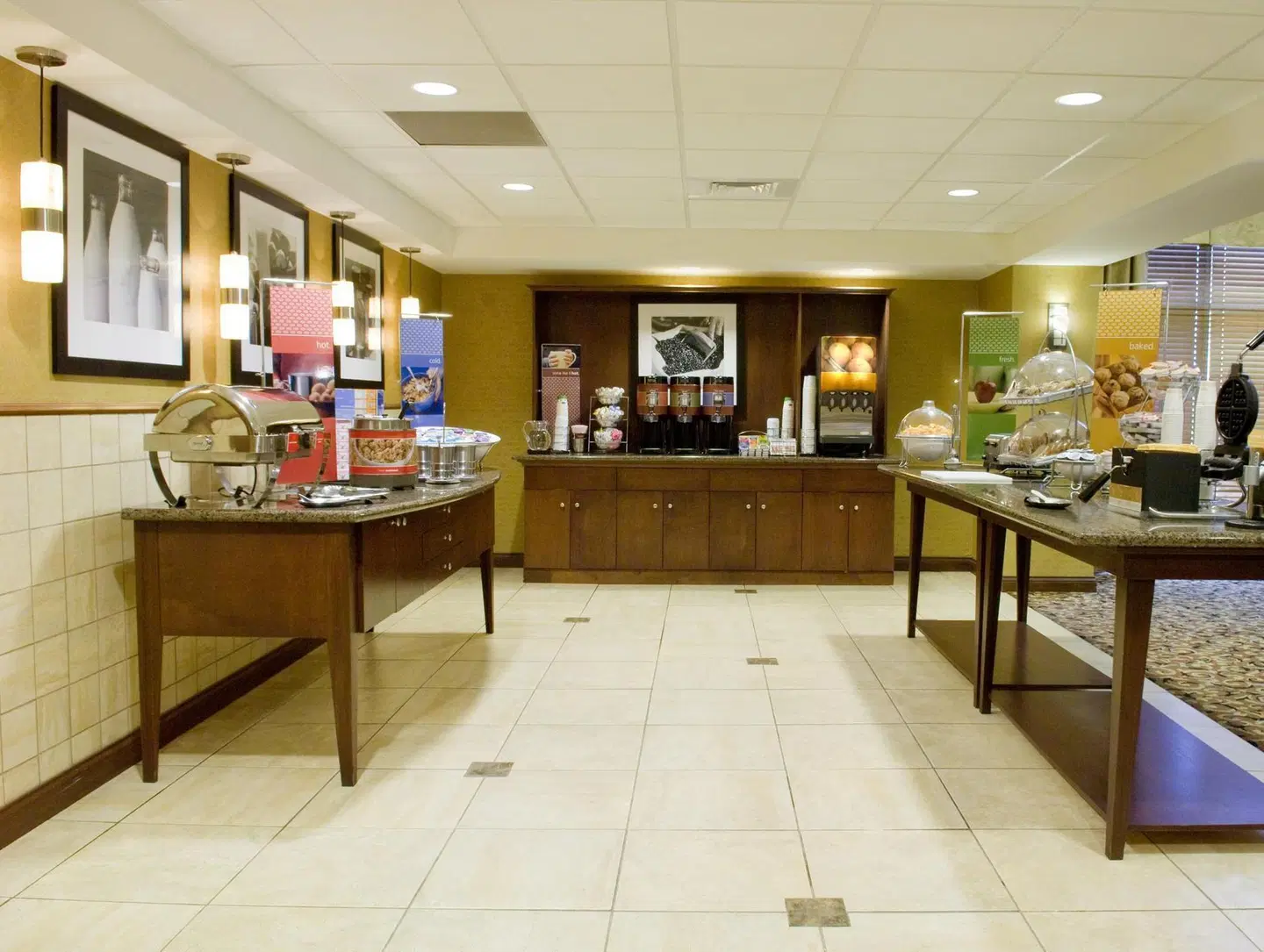 Hampton Inn & Suites Navarre Bar