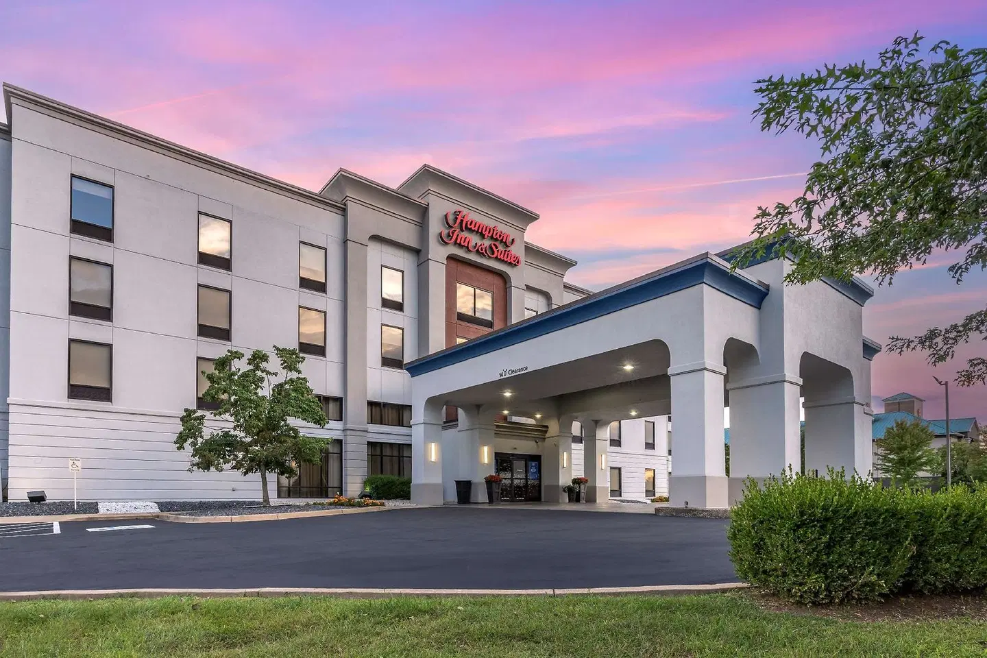 Hampton Inn & Suites Louisville East EXTERIOR
