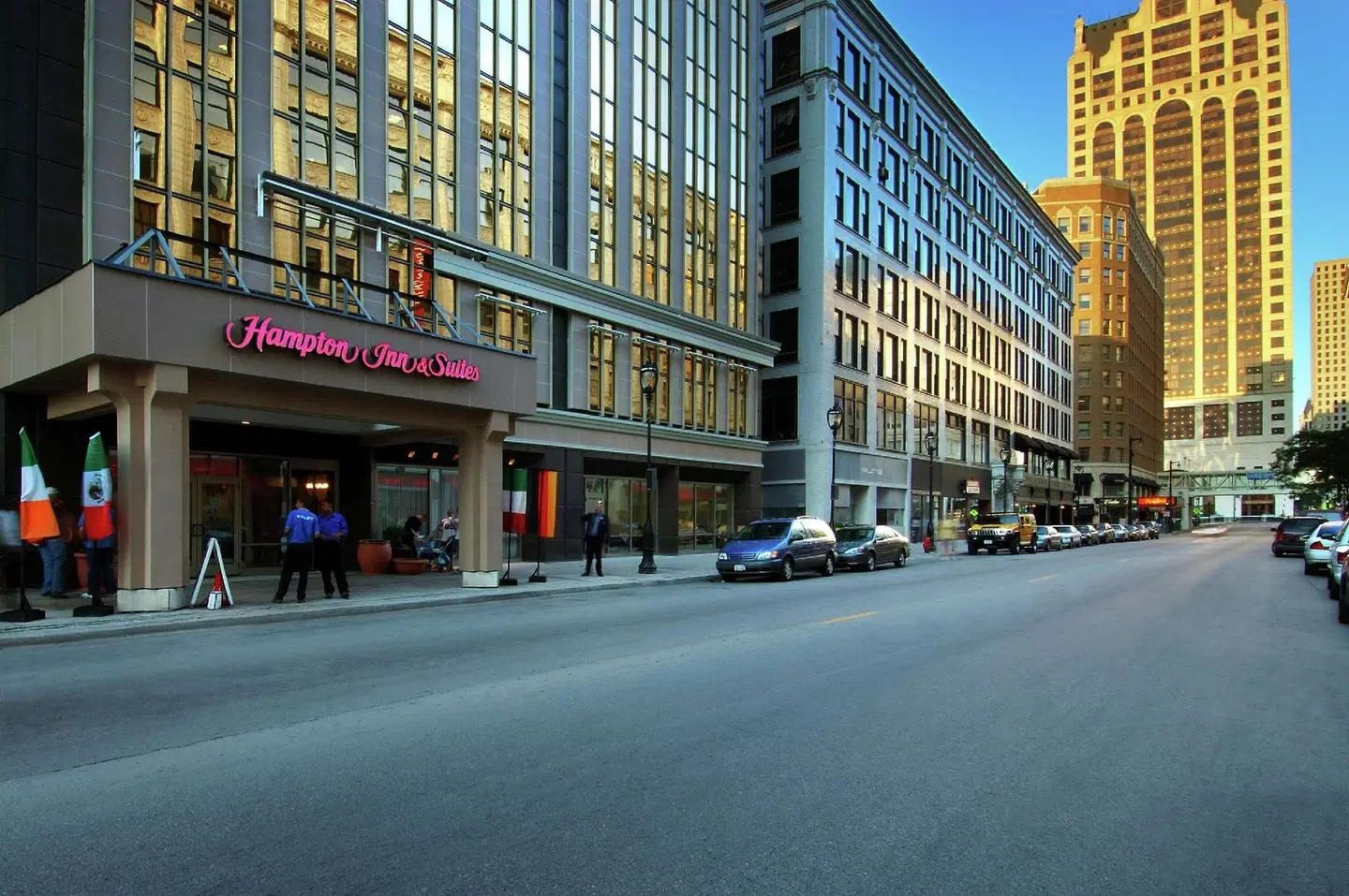 Hampton Inn & Suites Milwaukee Downtown EXTERIOR
