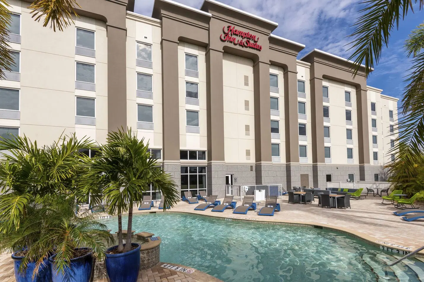 Hampton Inn & Suites Fort Myers-Colonial Blvd. EXTERIOR