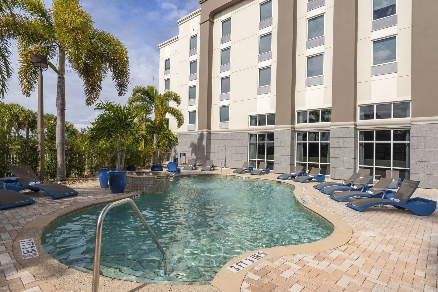 Hampton Inn & Suites Fort Myers-Colonial Blvd. OUTDOOR_POOL