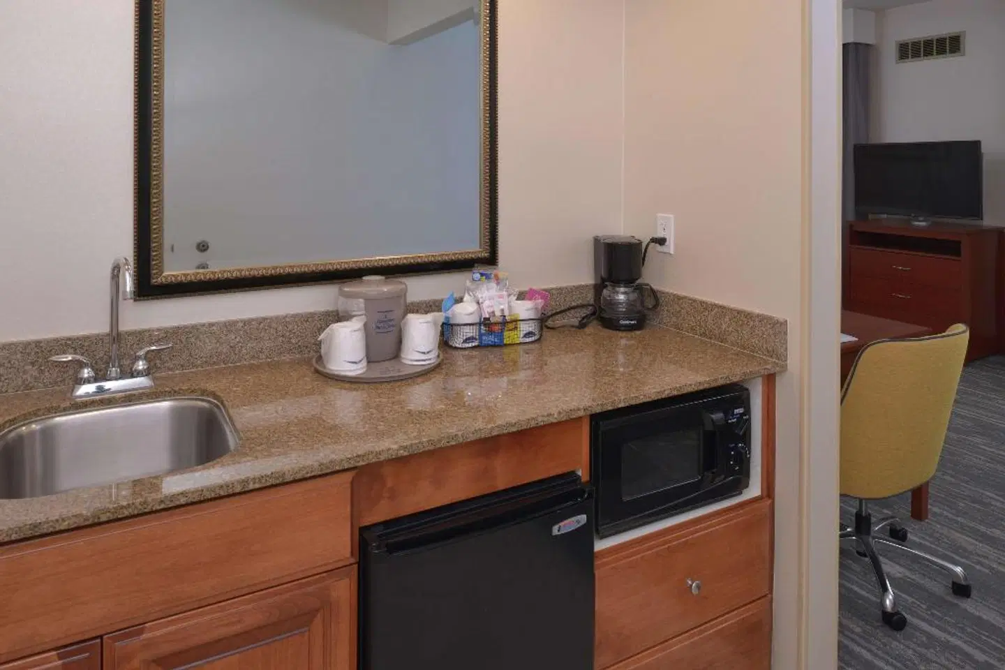 Hampton Inn & Suites Bakersfield North-Airport ROOM_EXAMPLE