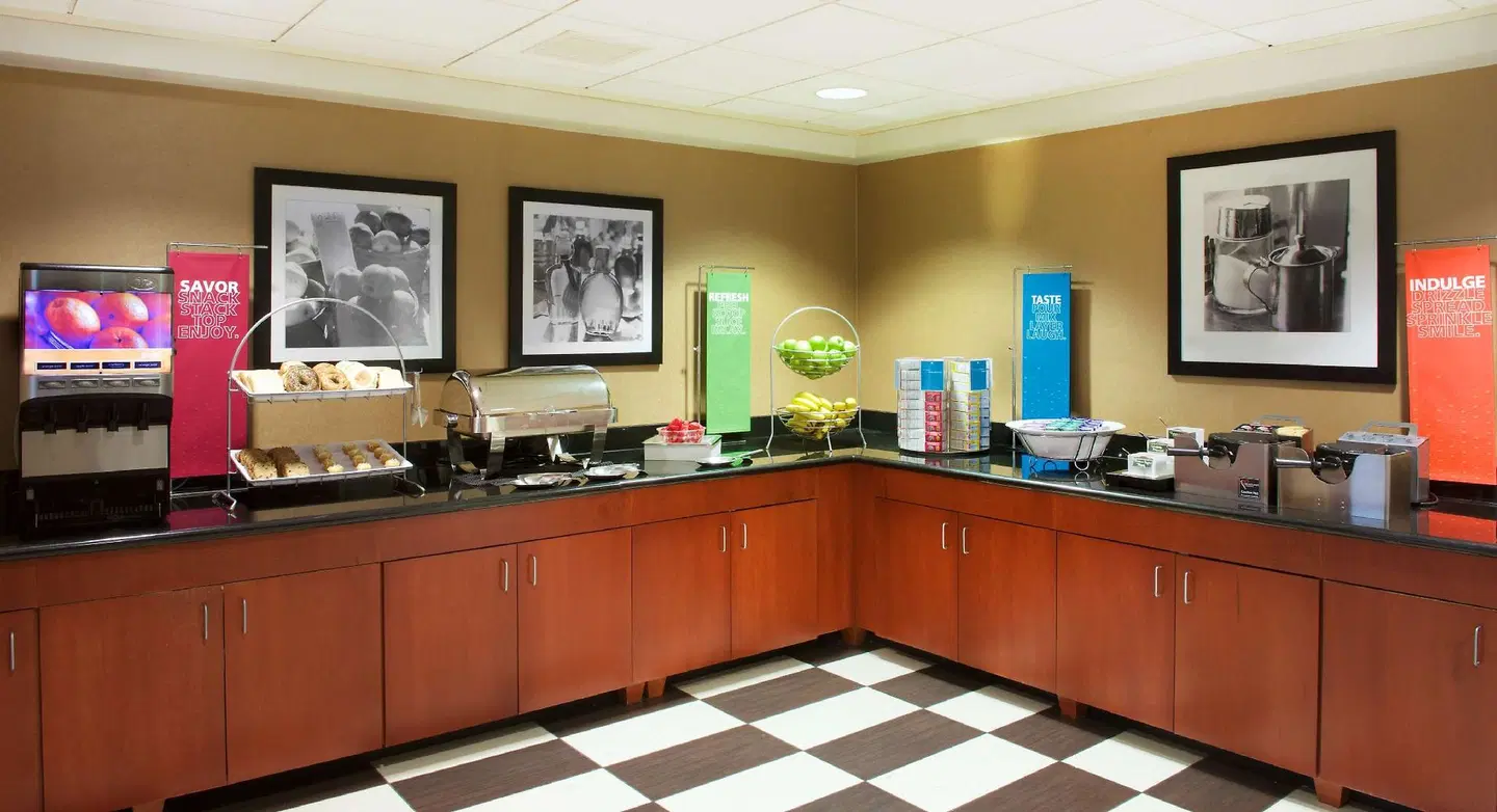 Hampton Inn & Suites Pittsburgh-Meadow Lands LOUNGE_LOBBY