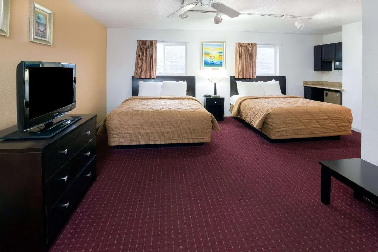 Days Inn by Wyndham Newport OR ROOM_EXAMPLE