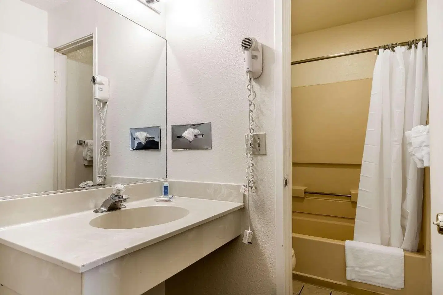 Rodeway Inn - Rohnert Park Badezimmer