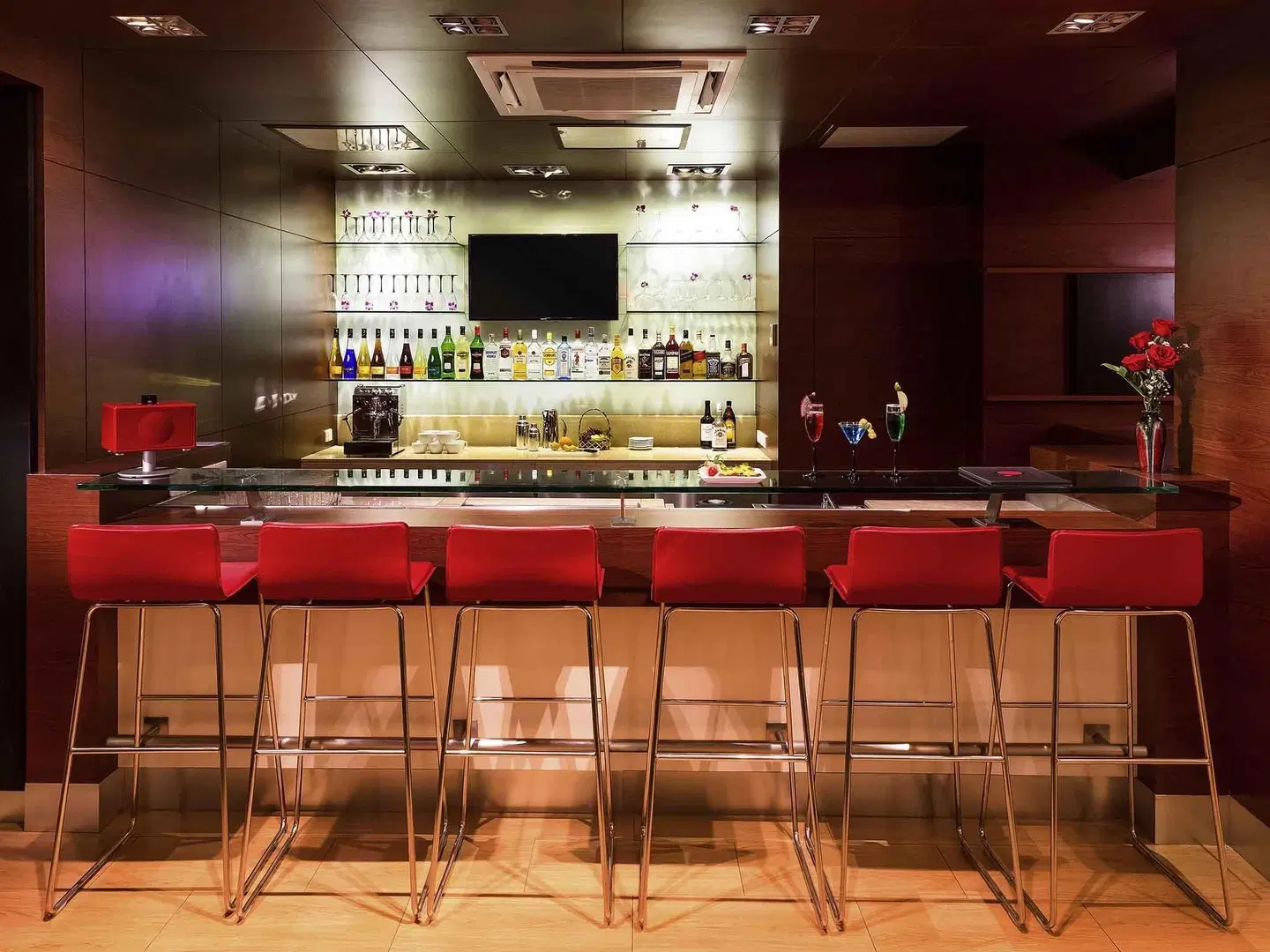 ibis Vientiane Nam Phu Bar