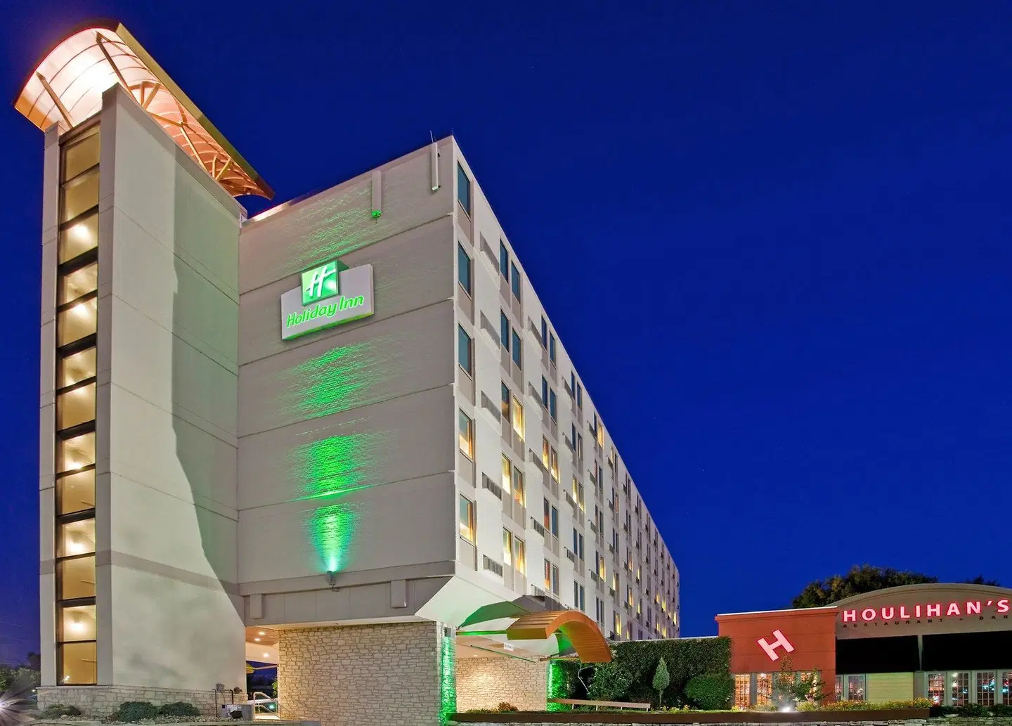 Holiday Inn Manhattan at The Campus EXTERIOR