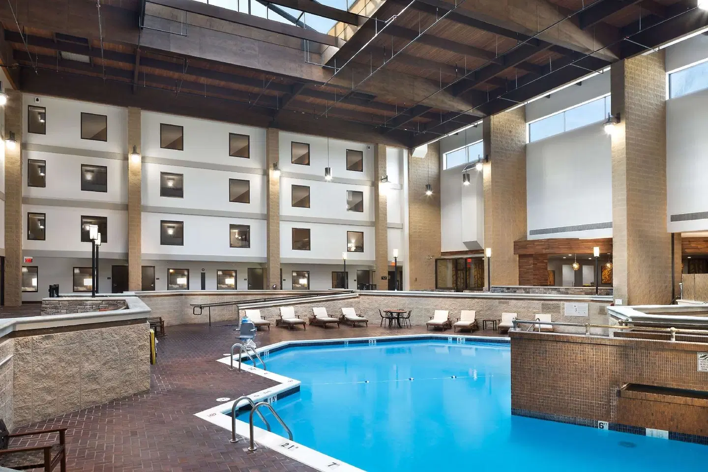 DoubleTree by Hilton Hotel Lawrence Hallenbad