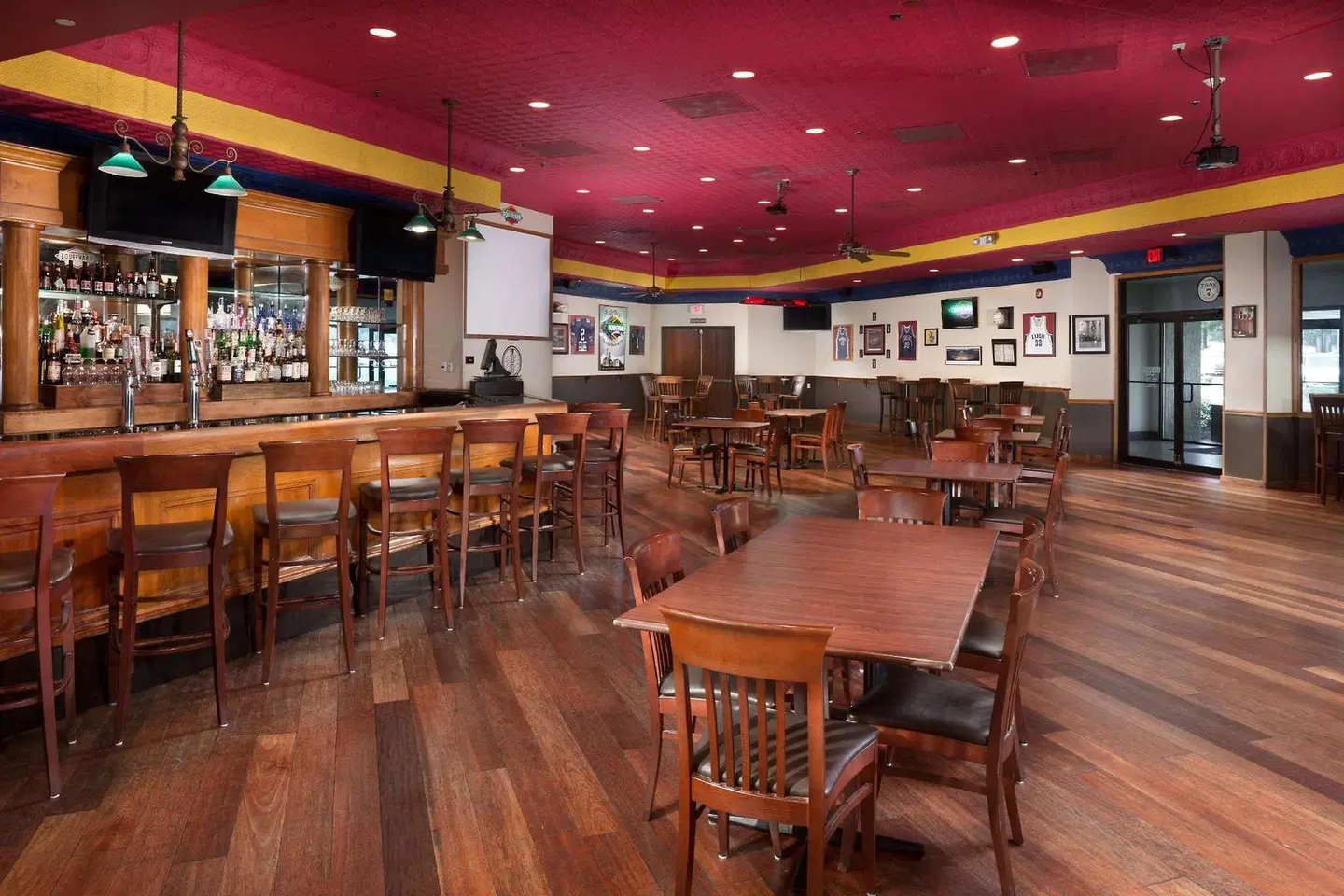 DoubleTree by Hilton Hotel Lawrence Bar