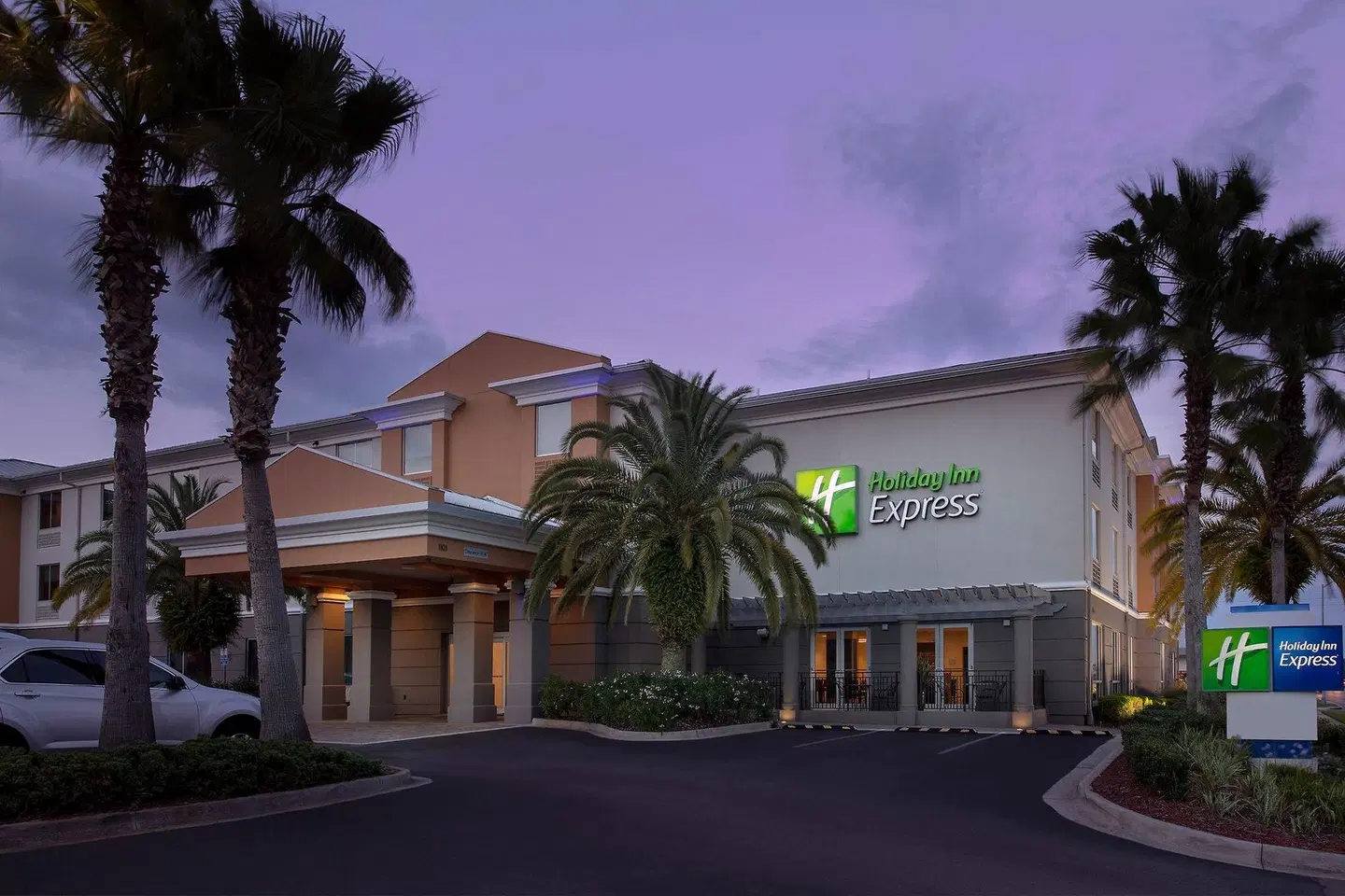 Holiday Inn Express Jacksonville Beach EXTERIOR