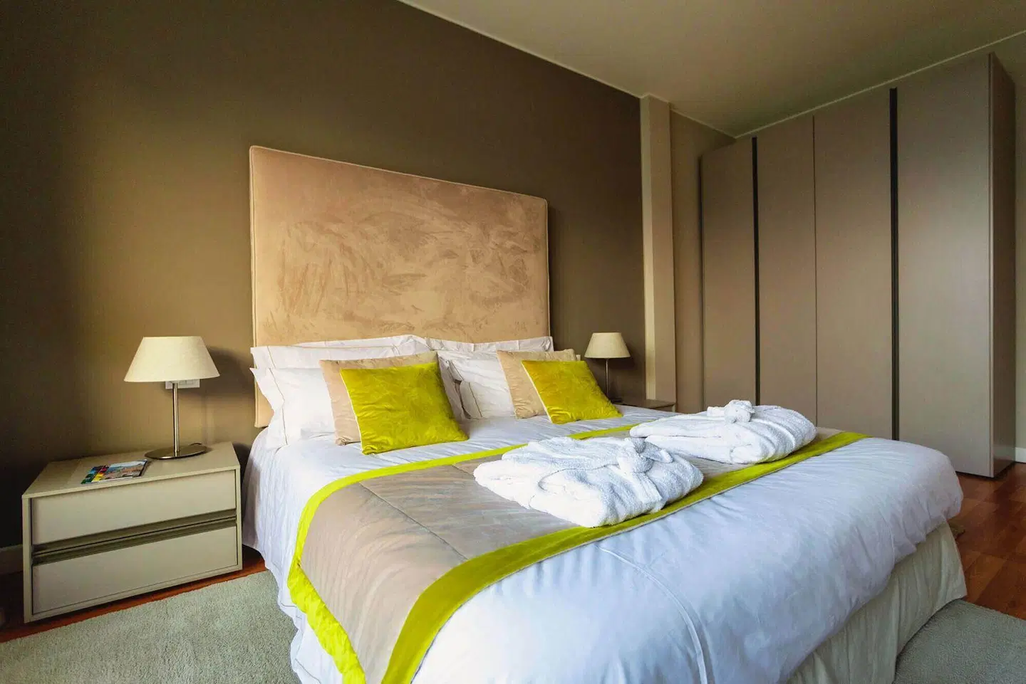 Como Lake Suites ROOM_EXAMPLE
