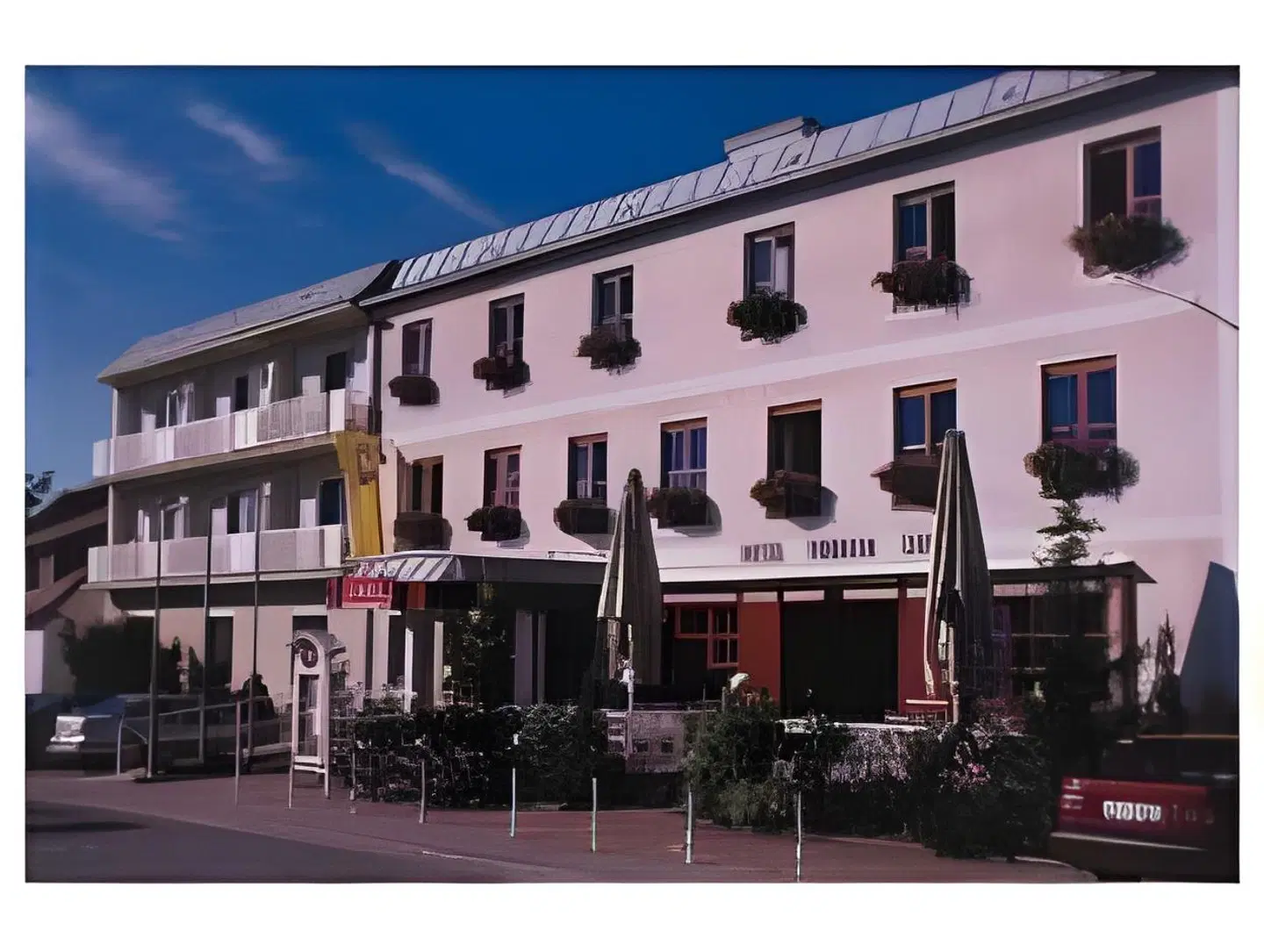 Simon EXTERIOR