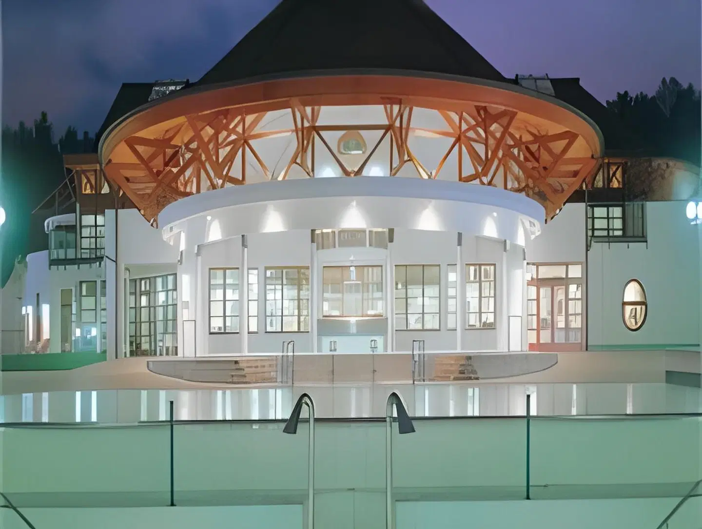 Simon EXTERIOR