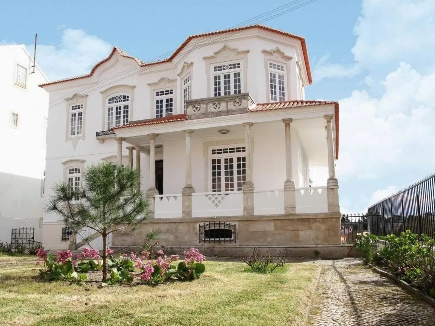 The Luggage Hostel & Suites EXTERIOR