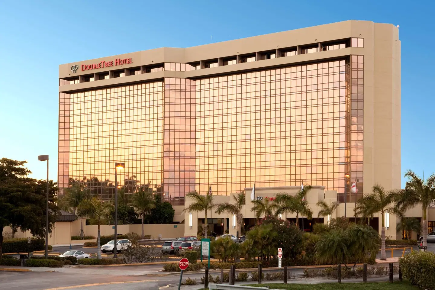 DoubleTree by Hilton Hotel Miami Airport & Convention Center EXTERIOR