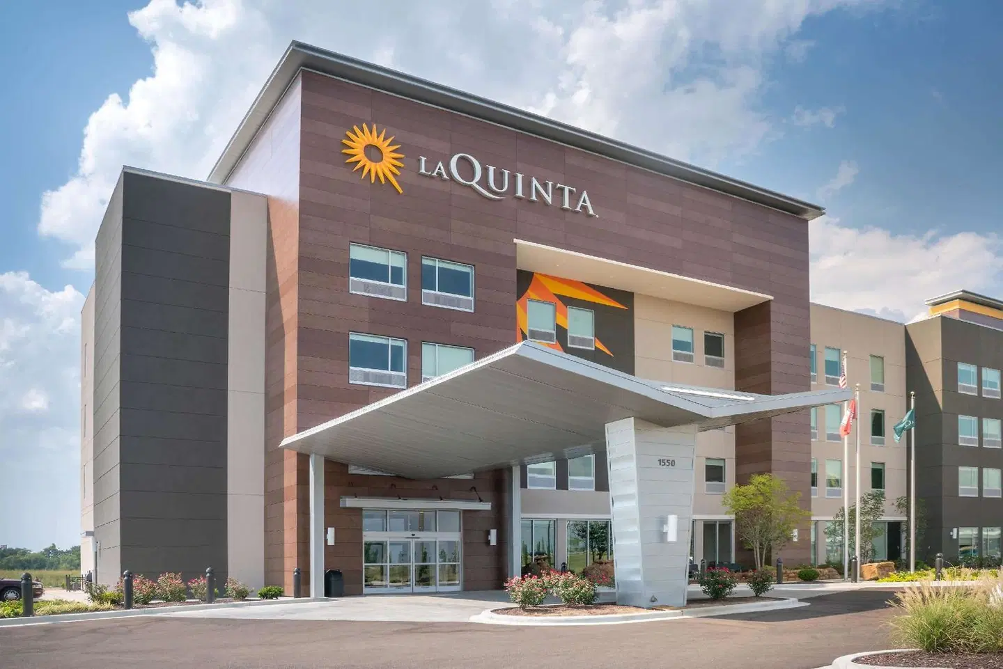 La Quinta Inn & Suites by Wyndham West Memphis EXTERIOR