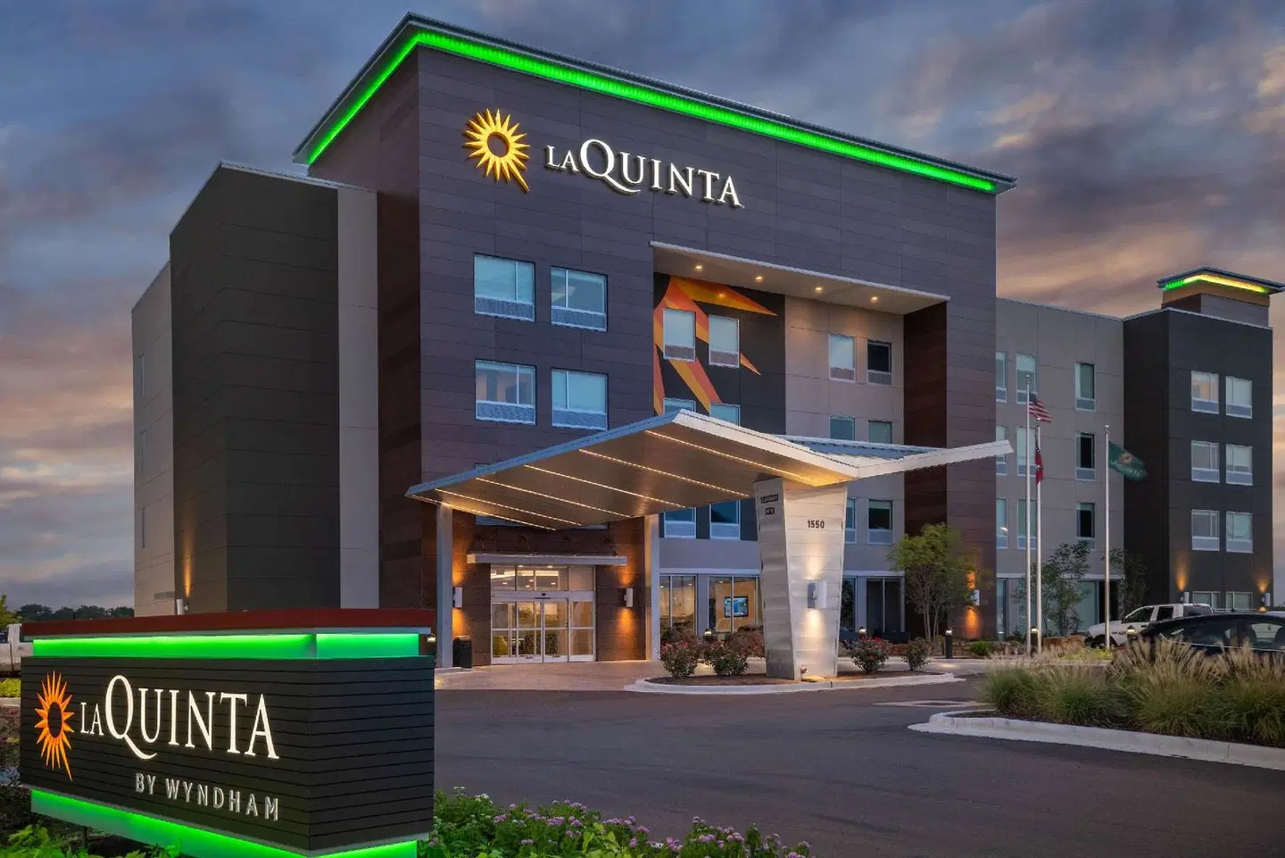 La Quinta Inn & Suites by Wyndham West Memphis EXTERIOR
