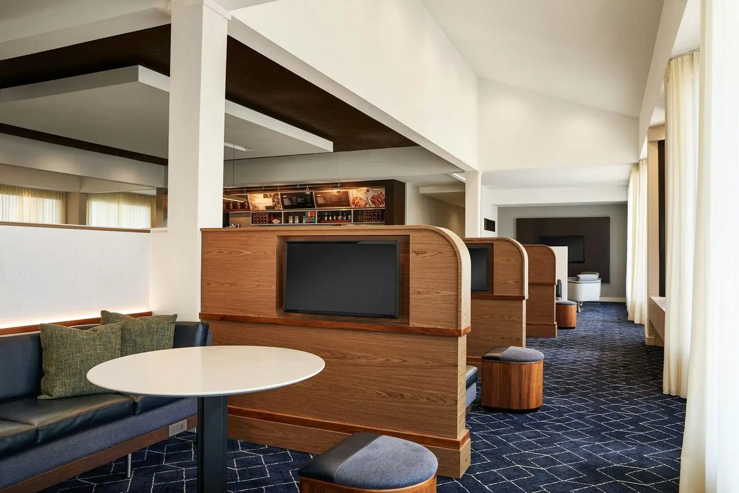 Courtyard by Marriott St. Louis Westport Plaza Bar