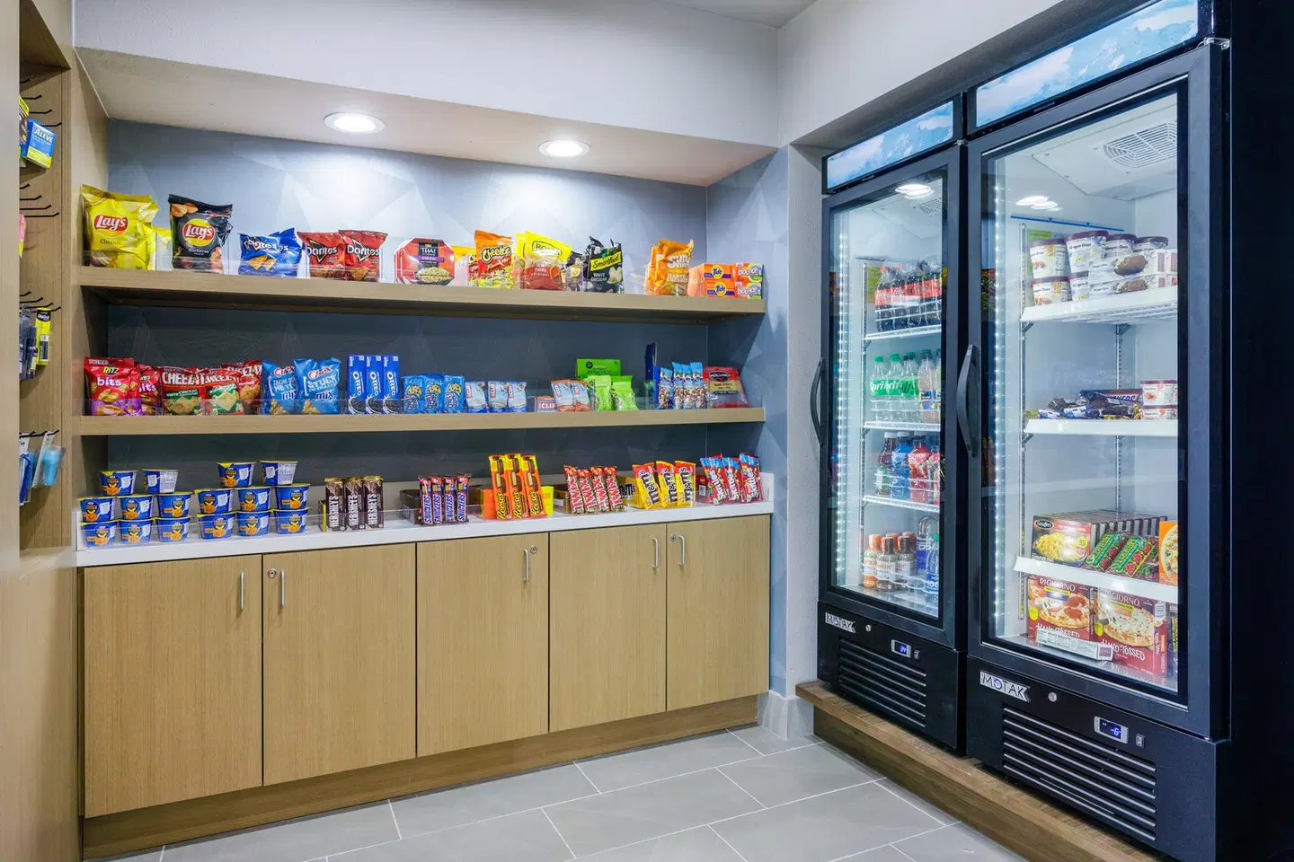 Holiday Inn Express & Suites Tampa - Stadium Area by IHG Bar