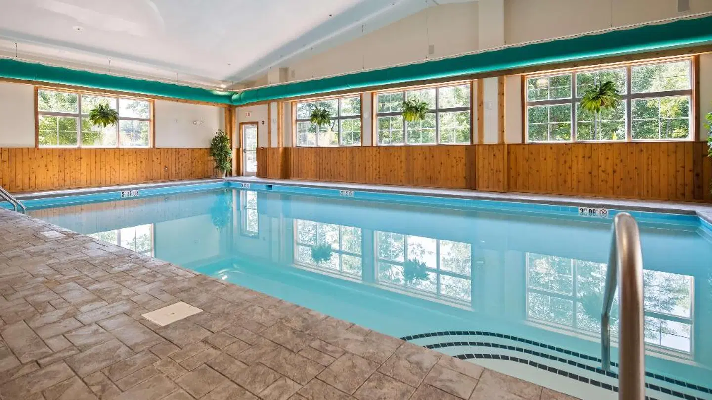 Best Western Plus Crossroads Inn & Suites Hallenbad