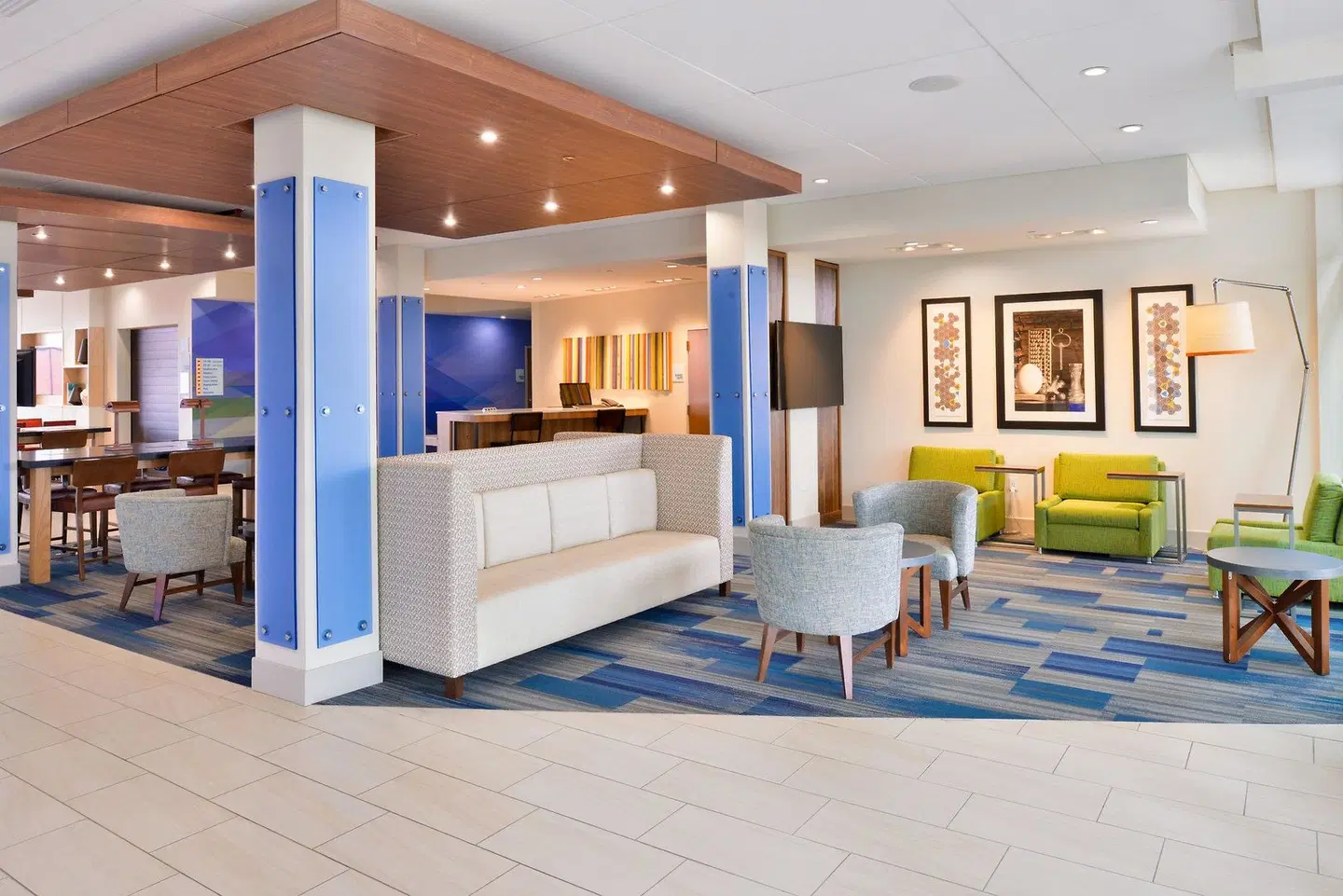Holiday Inn Express & Suites Madison by IHG LOUNGE_LOBBY