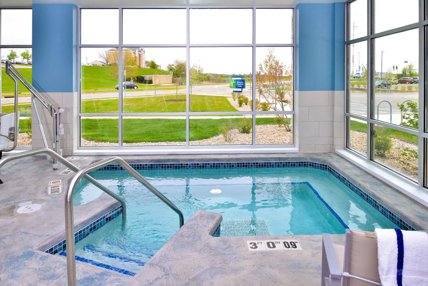 Holiday Inn Express & Suites Madison by IHG Hallenbad